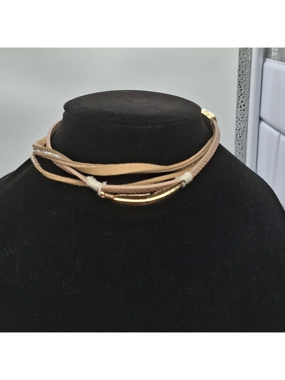 Gold Feather Choker Style Boho Necklace Magnetic Clasp - Picture 3 of 6